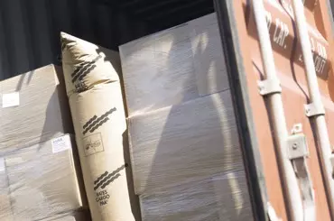 egységdobozok rögzítése konténer ajtóban Flex Eco párnazsákkal