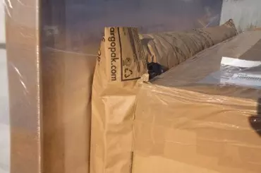 eltérő méretű rakatok közötti térkitöltés Eco Protector párnazsákkal eltérő méretű rakatok közötti térkitöltés Eco Protector párnazsákkal