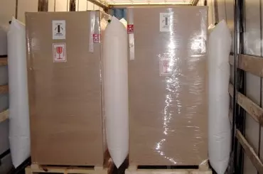 híradástechnikai eszközök hosszirányú rögzítése Plastic légzsákokkal híradástechnikai eszközök hosszirányú rögzítése Plastic légzsákokkal