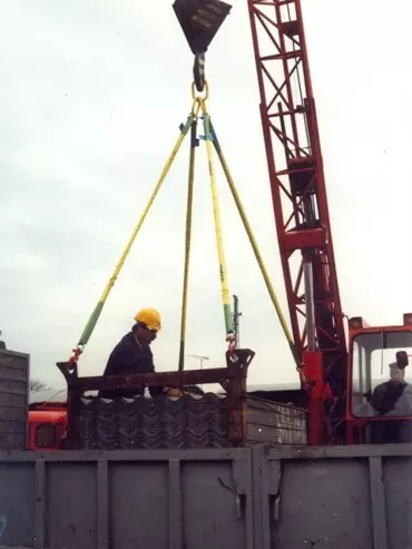 hullámlemez egységrakomány emelése emelőkötéllel hullámlemez egységrakomány emelése emelőkötéllel