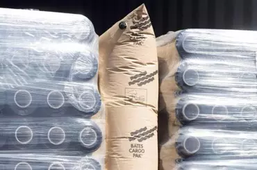 műanyag tekercsek közti tér kitöltése Flex Eco párnazsák segítségével műanyag tekercsek közti tér kitöltése Flex Eco párnazsák segítségével